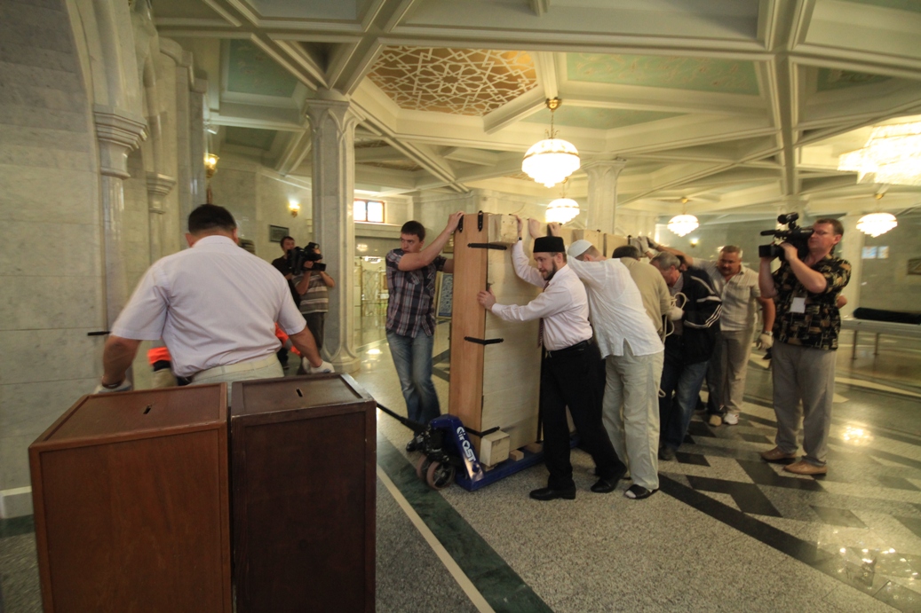 Посылка покидает холл Кул-Шарифа