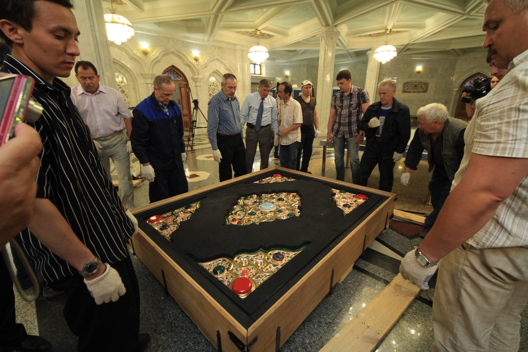 Гигантский Коран помещен в деревянную коробку, крышка еще не закрыта