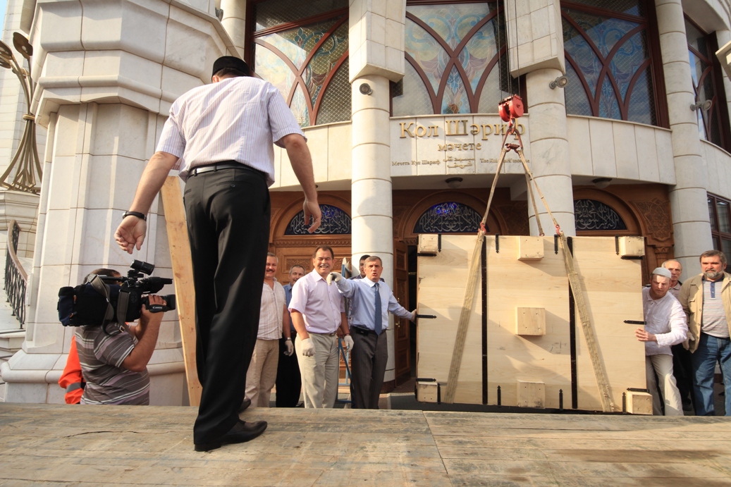 Рамиль Юнусов лично помогает в погрузке Корана в автомобиль