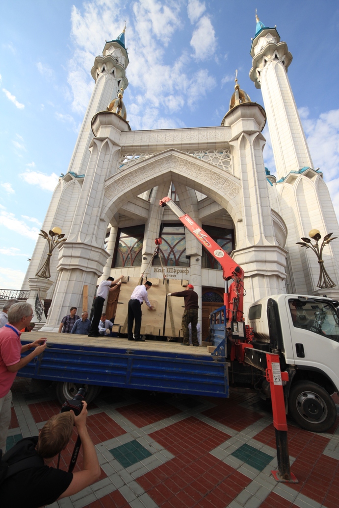 Коробка с Кораном аккуратно вынесена из мечеит Кул-Шариф