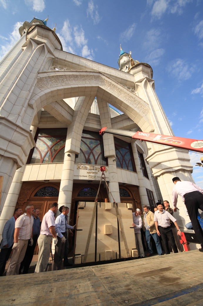 Коран переносится из мечети Кул-Шариф спецтехникой