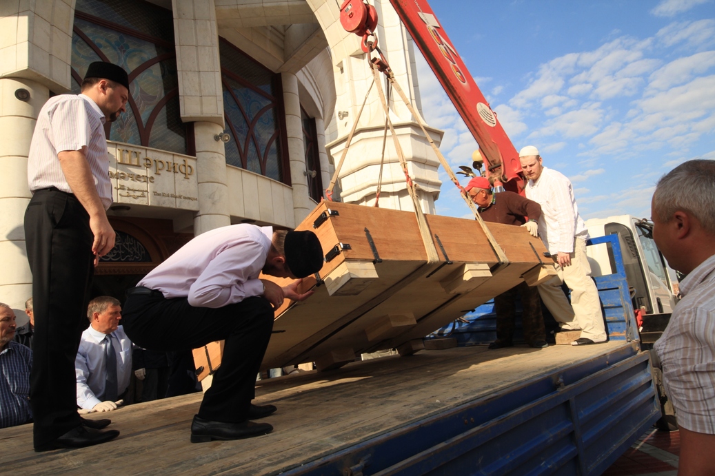 Рустам Зиннуров и Рамиль Юнусов контролируют погрузку гигантского Корана