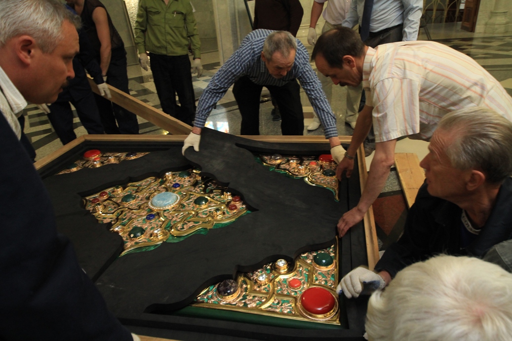 Гигантский Коран упаковывают перед отправкой из Кул-Шарифа
