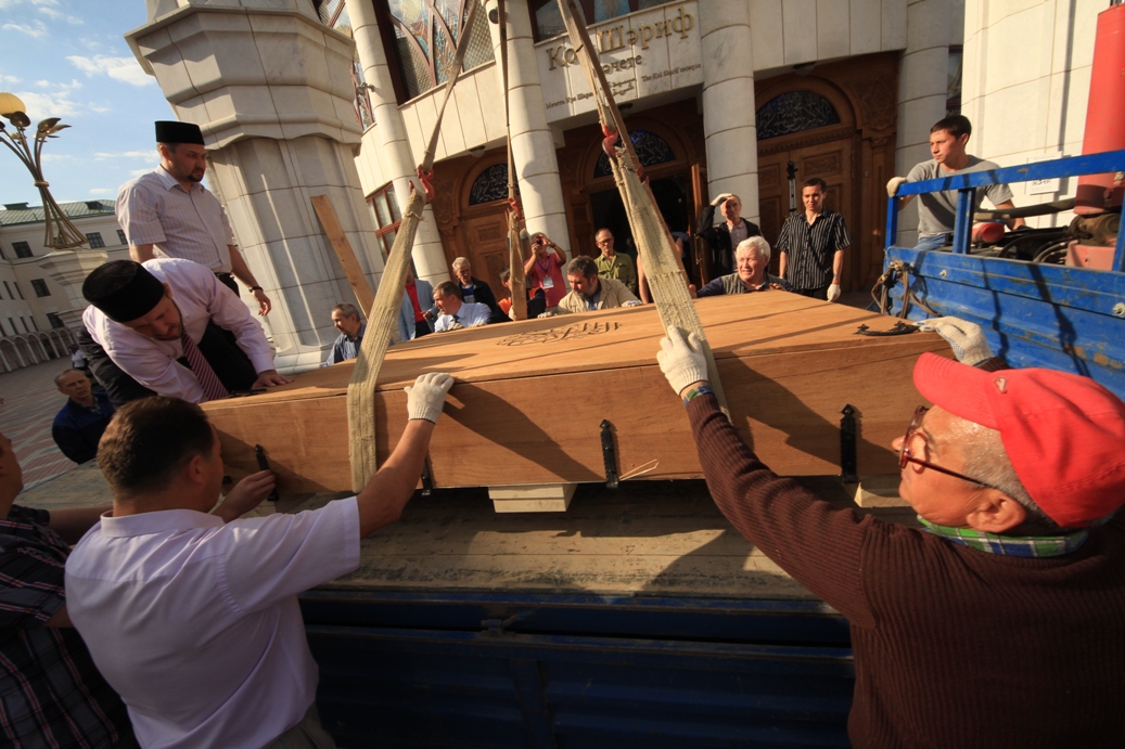 Коробку с гигантским Кораном помещают в автомобиль