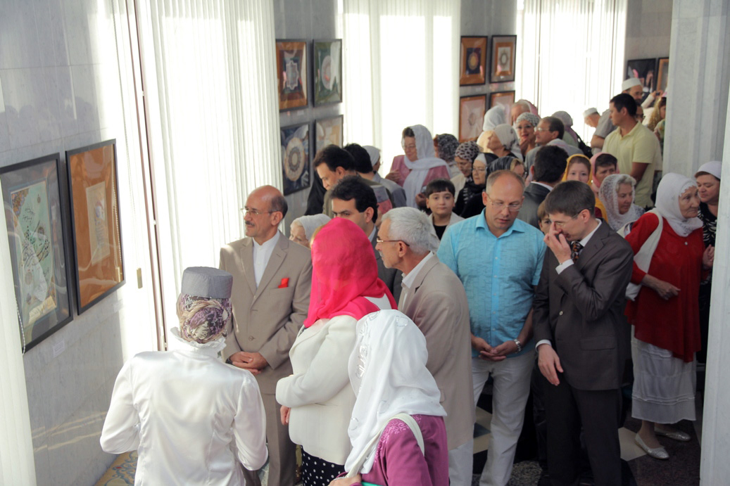 На выставке присутствуют мусульманские общественные деятели, государственные и муниципальные служащие, искусствоведы