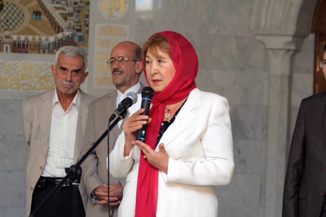 Зиля Валеева выступает перед собравшимися