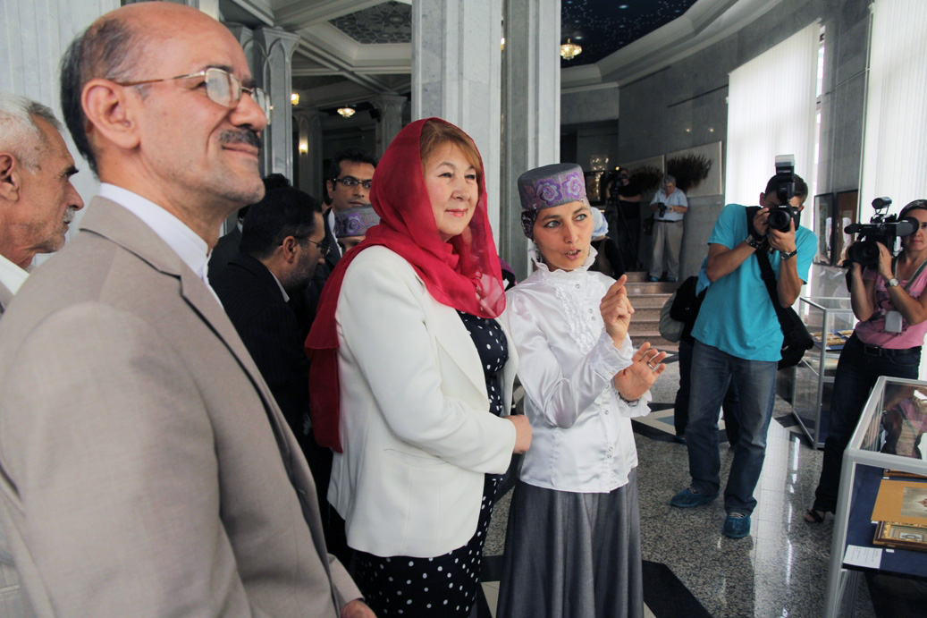 Зиля Рахимьяновна заинтересовалась очередным экспонатом