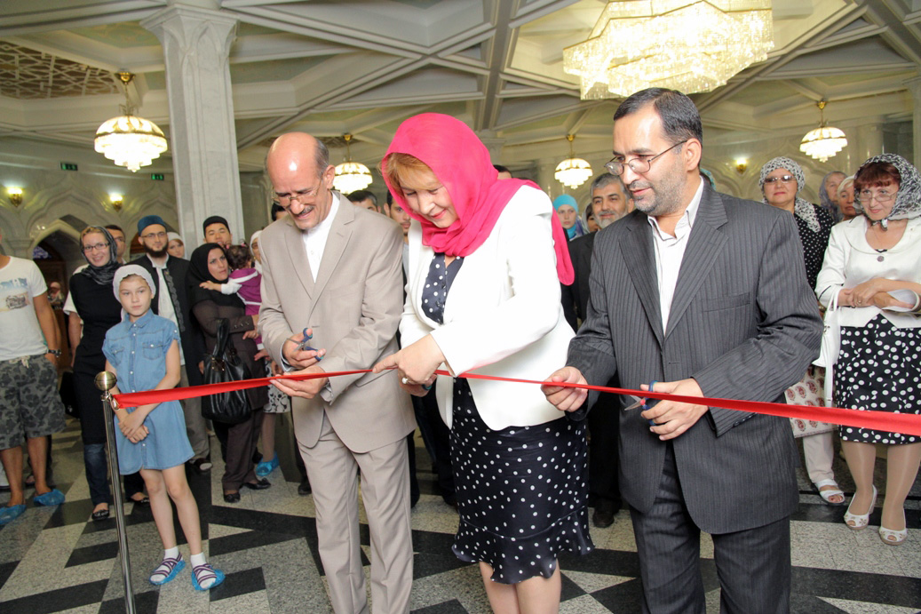 Руководитель Казанского Кремля и консул Ирана в Казани открывают выставку