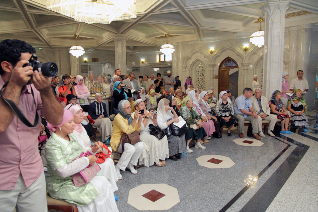 Гости торопятся запечатлеть интересную выставку