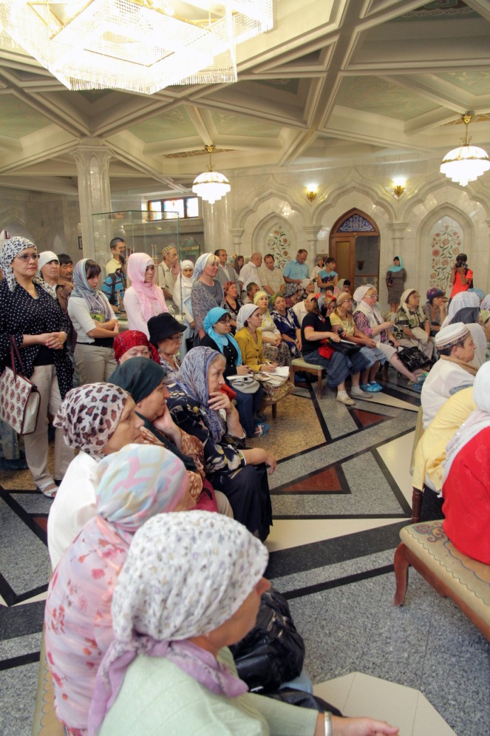 Гости выставки слушают рассказ организаторов