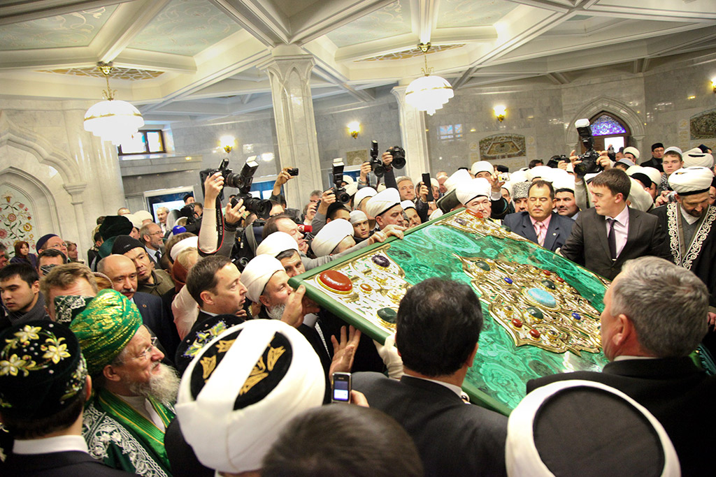 Журналисты фотографируют необычное явление