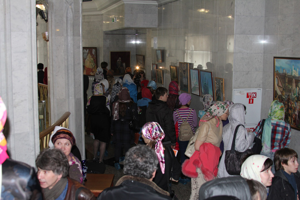 Коридоры выставки наполнены людьми