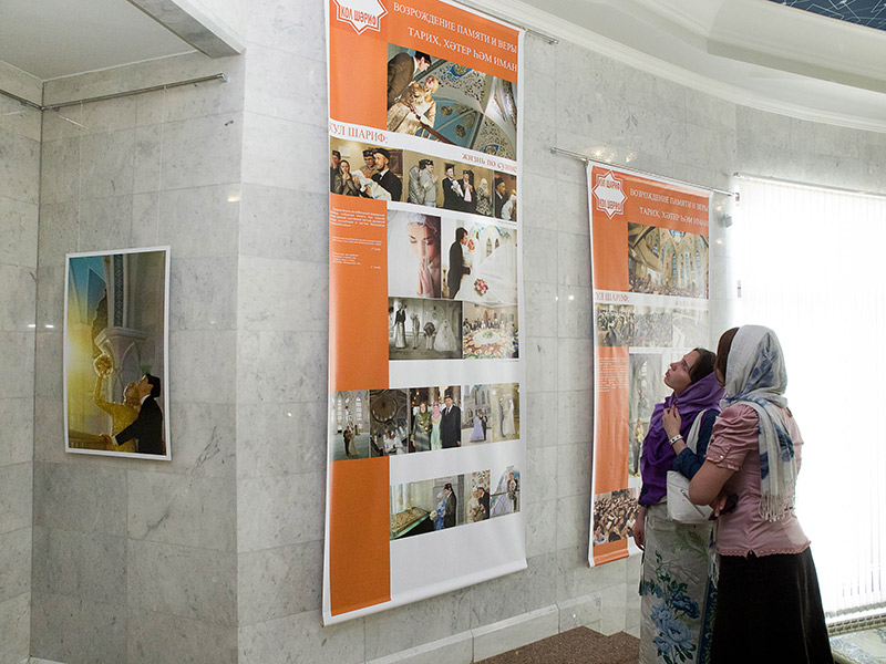 На стене кадры с открытия мечети Кул-Шариф