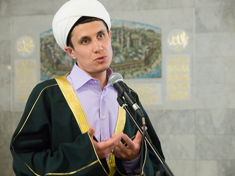 Работник Духовного управления мусульман Татарстана на вставке, посвященной мечети Кул-Шариф