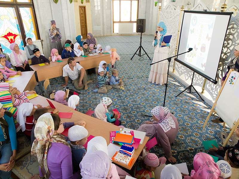 Ведущая рассказывает, дети слушают и запоминают