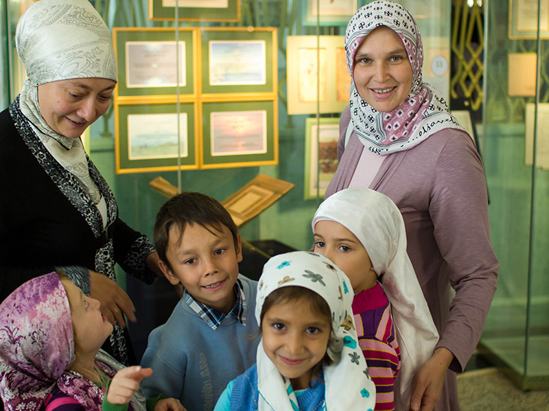 Мамы и бабушки с удовольствием привели своих детей на светлое торжество в Кул-Шариф