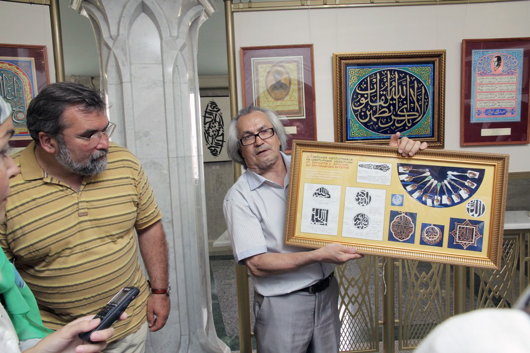 Нажип Наккаш показывает примеры своих работ