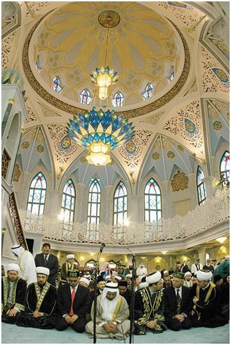 Кул_Шариф. Российские муфтии, чиновники, иностранные гости на намазе